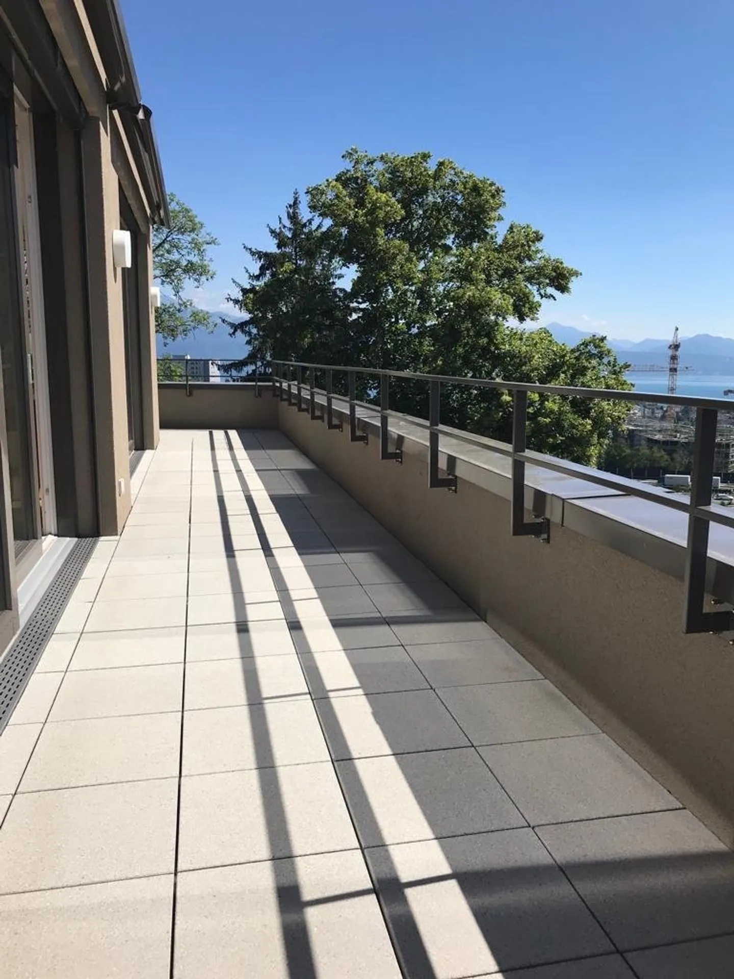 To seize! Beautiful penthouse apartment with 360 terrace for rent - Photo 9 of 10