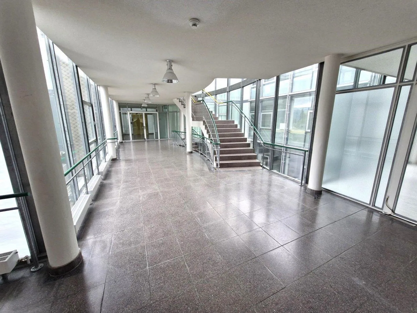 Espace commercial pour cabinet, fitness, services, etc. - Photo 1 sur 5