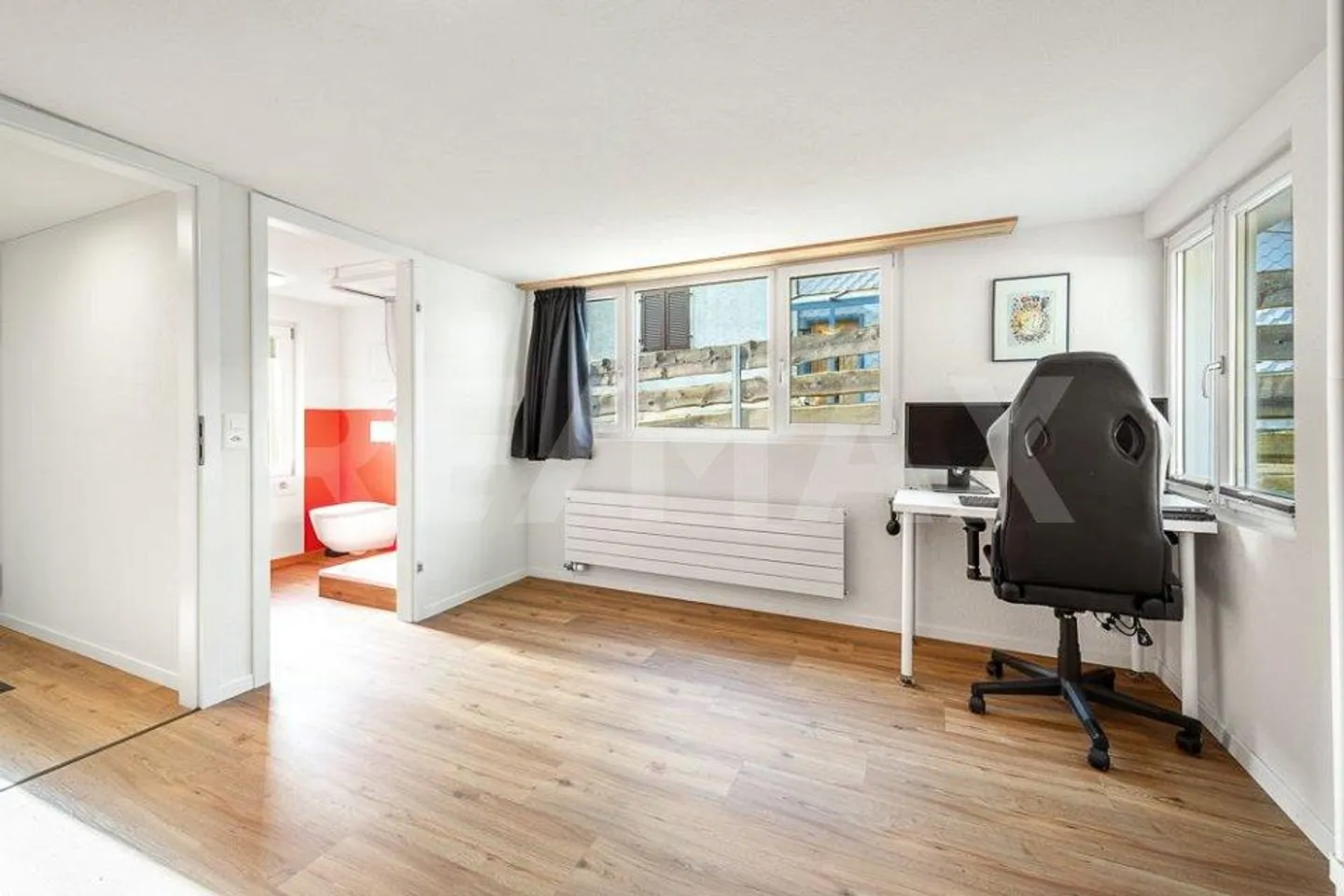 Vivere e lavorare in una casa unifamiliare completamente ristrutturata - Foto 8 di 13