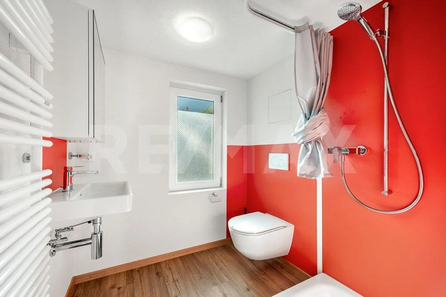 Vivere e lavorare in una casa unifamiliare completamente ristrutturata - Foto 9 di 13