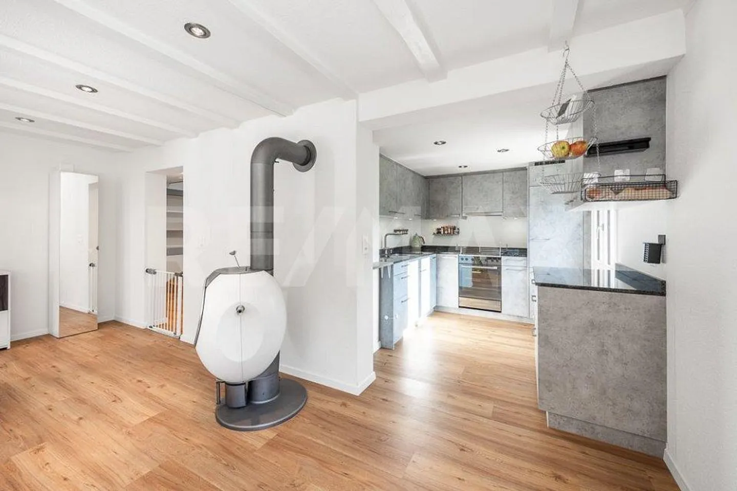 Vivere e lavorare in una casa unifamiliare completamente ristrutturata - Foto 5 di 13