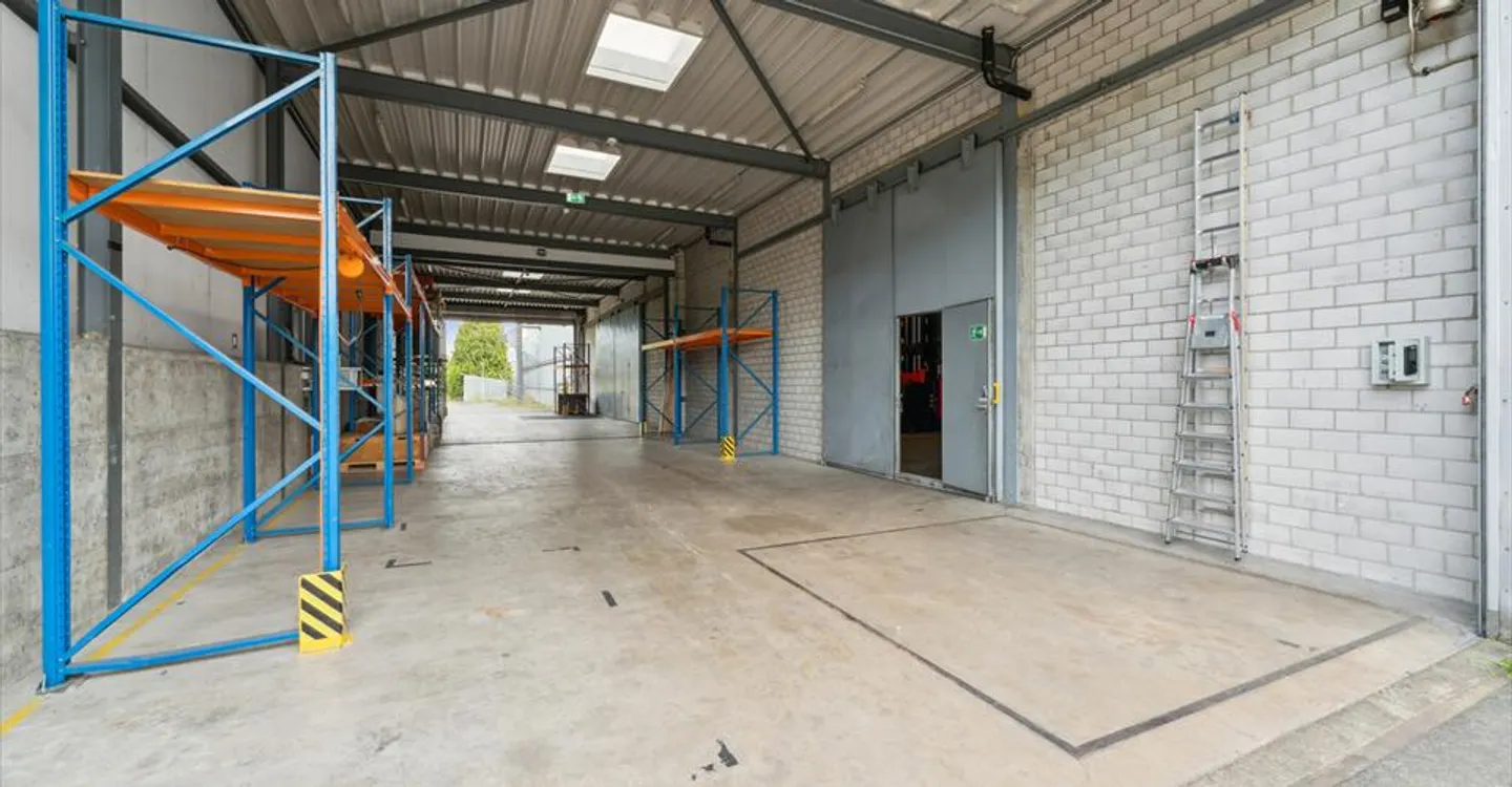 1,400 m2 Warehouse/Storage - 10m Height - Access for Trucks/Commercial Vehicles - Photo 2 of 2