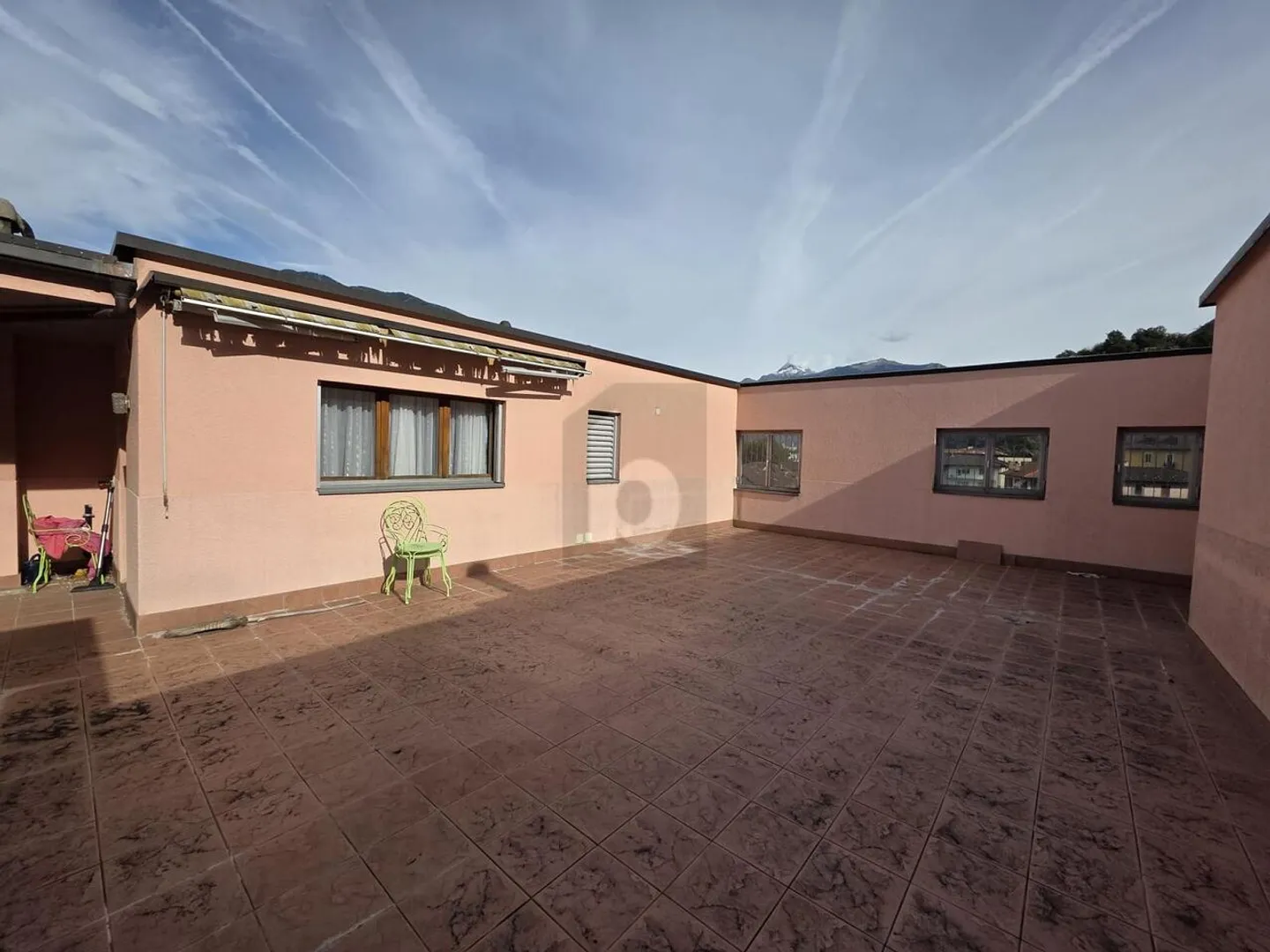 SPACIOUS AND SUNNY IN AN IDEAL LOCATION - Photo 4 of 6