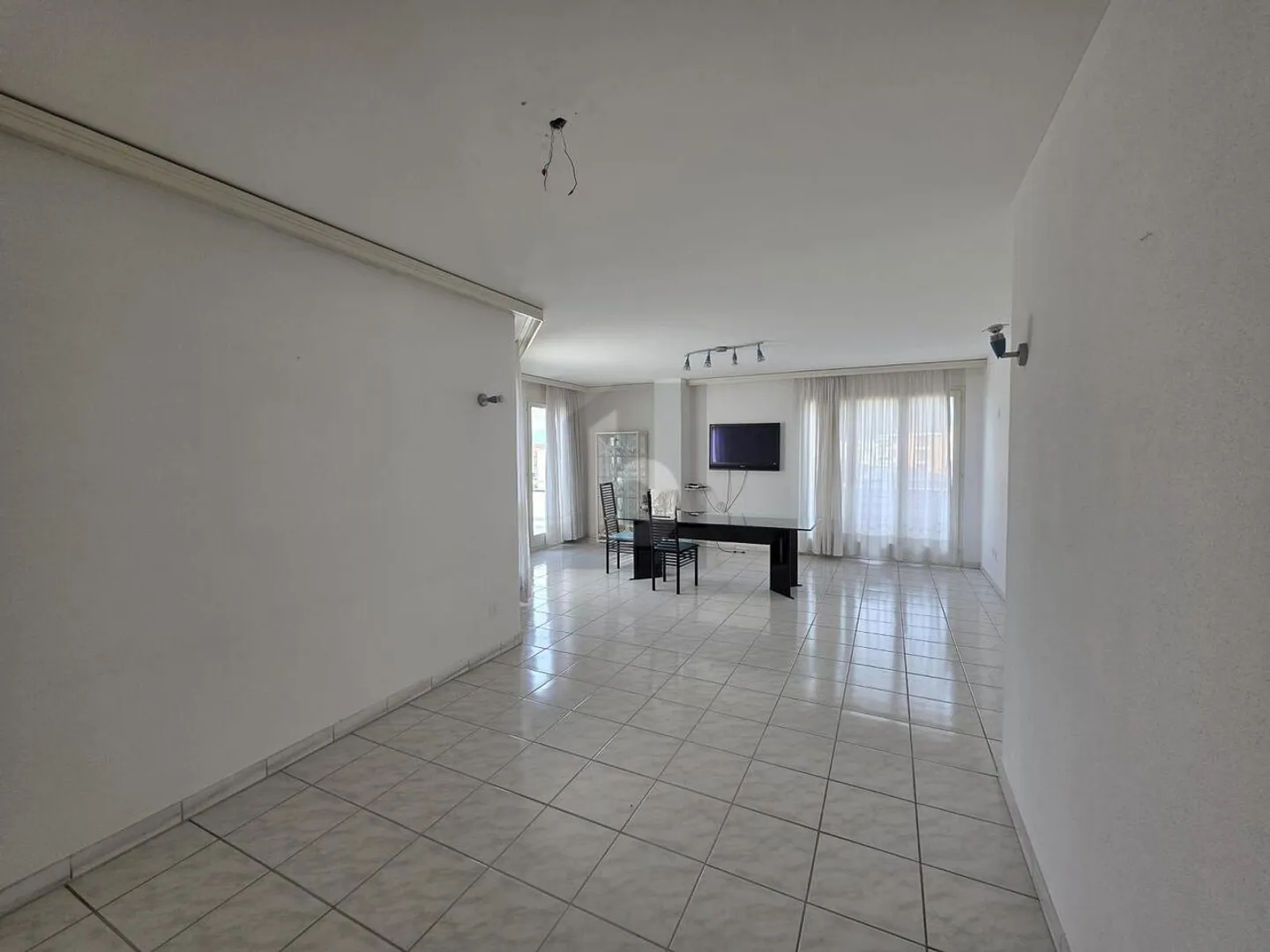 SPACIOUS AND SUNNY IN AN IDEAL LOCATION - Photo 2 of 6