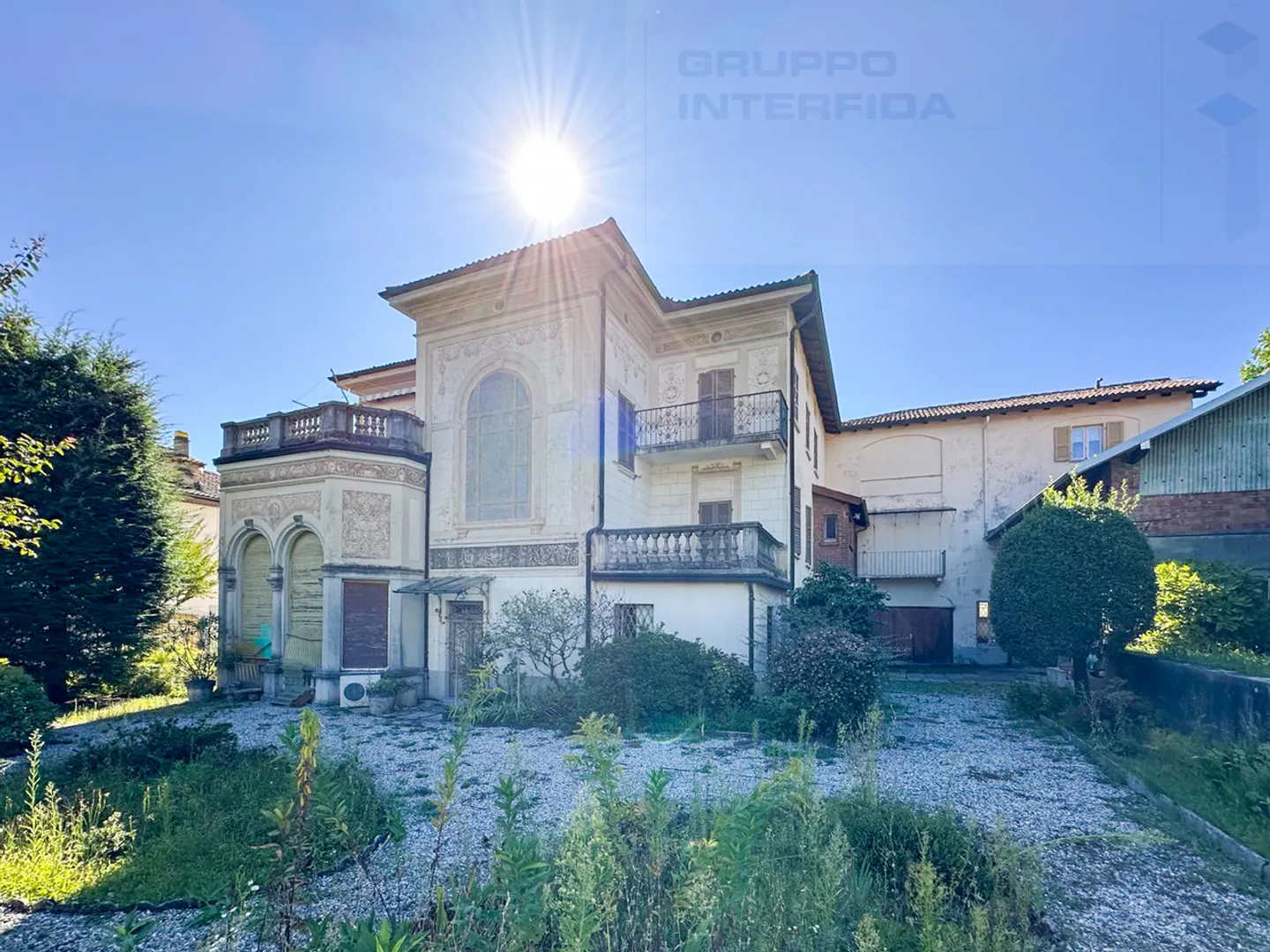 Villa storica con giardino e garage - Foto 1 di 13