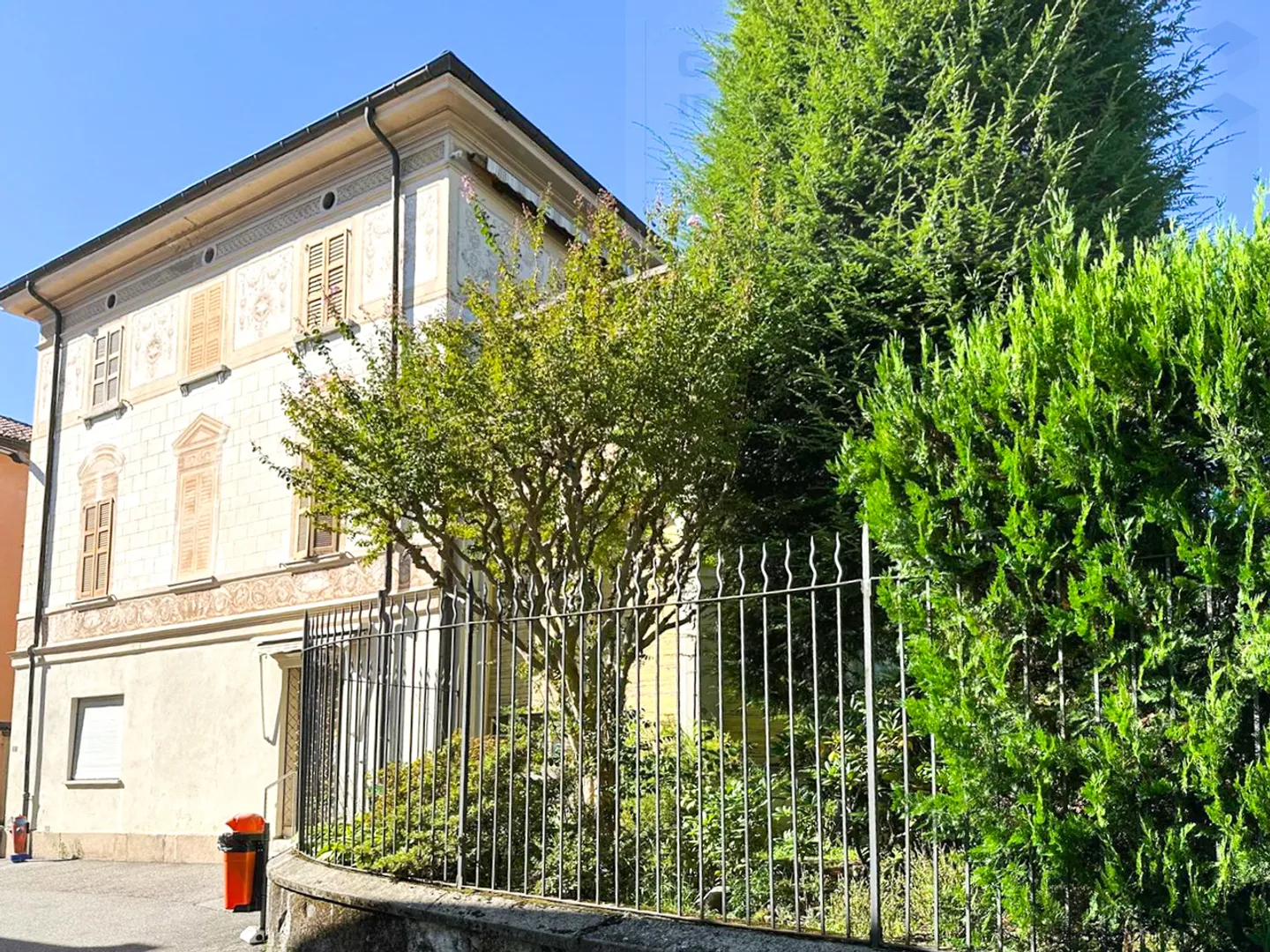 Villa storica con giardino e garage - Foto 2 di 13