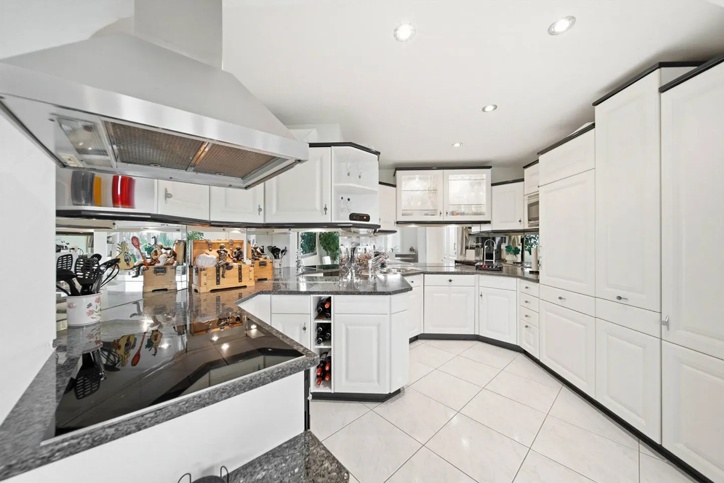 SPACIOUS & WELL-MAINTAINED 4.5 ROOM APARTMENT BETWEEN RIGI AND ZUGERSEE - Photo 4 of 5