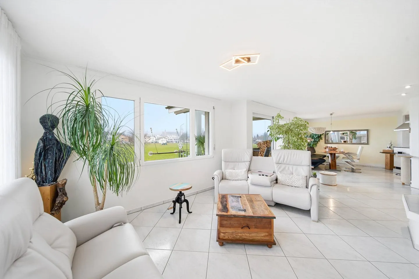 SPACIOUS & WELL-MAINTAINED 4.5 ROOM APARTMENT BETWEEN RIGI AND ZUGERSEE - Photo 2 of 5