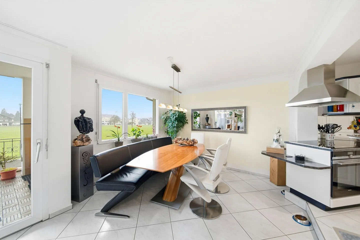 SPACIOUS & WELL-MAINTAINED 4.5 ROOM APARTMENT BETWEEN RIGI AND ZUGERSEE - Photo 3 of 5