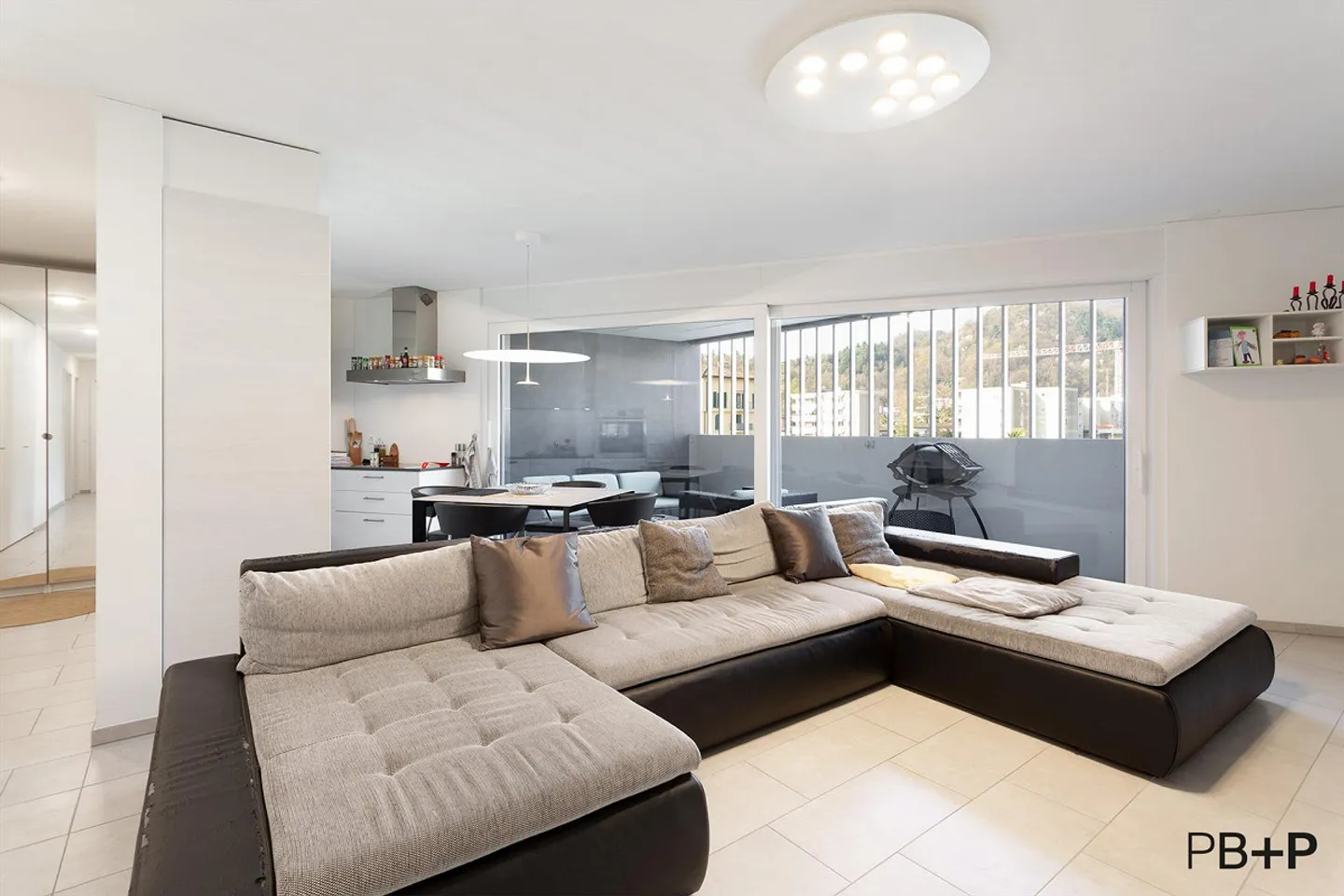 Moderne 4.5 Zimmer Ferienwohnung an zentraler Lage - Foto 1 von 11