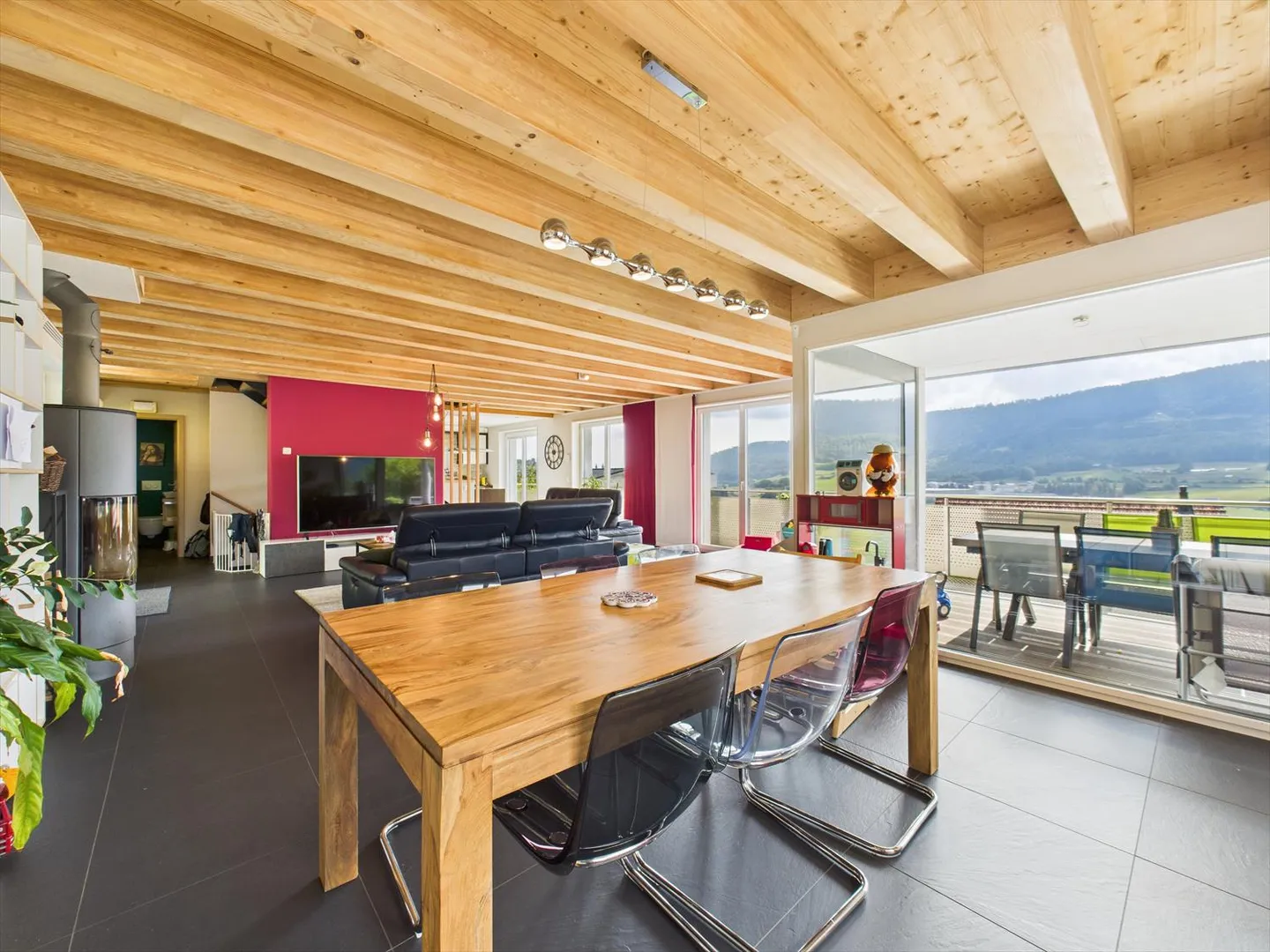 Villa indipendente con due appartamenti, grande giardino e vista libera a Vallorbe - Foto 2 di 16