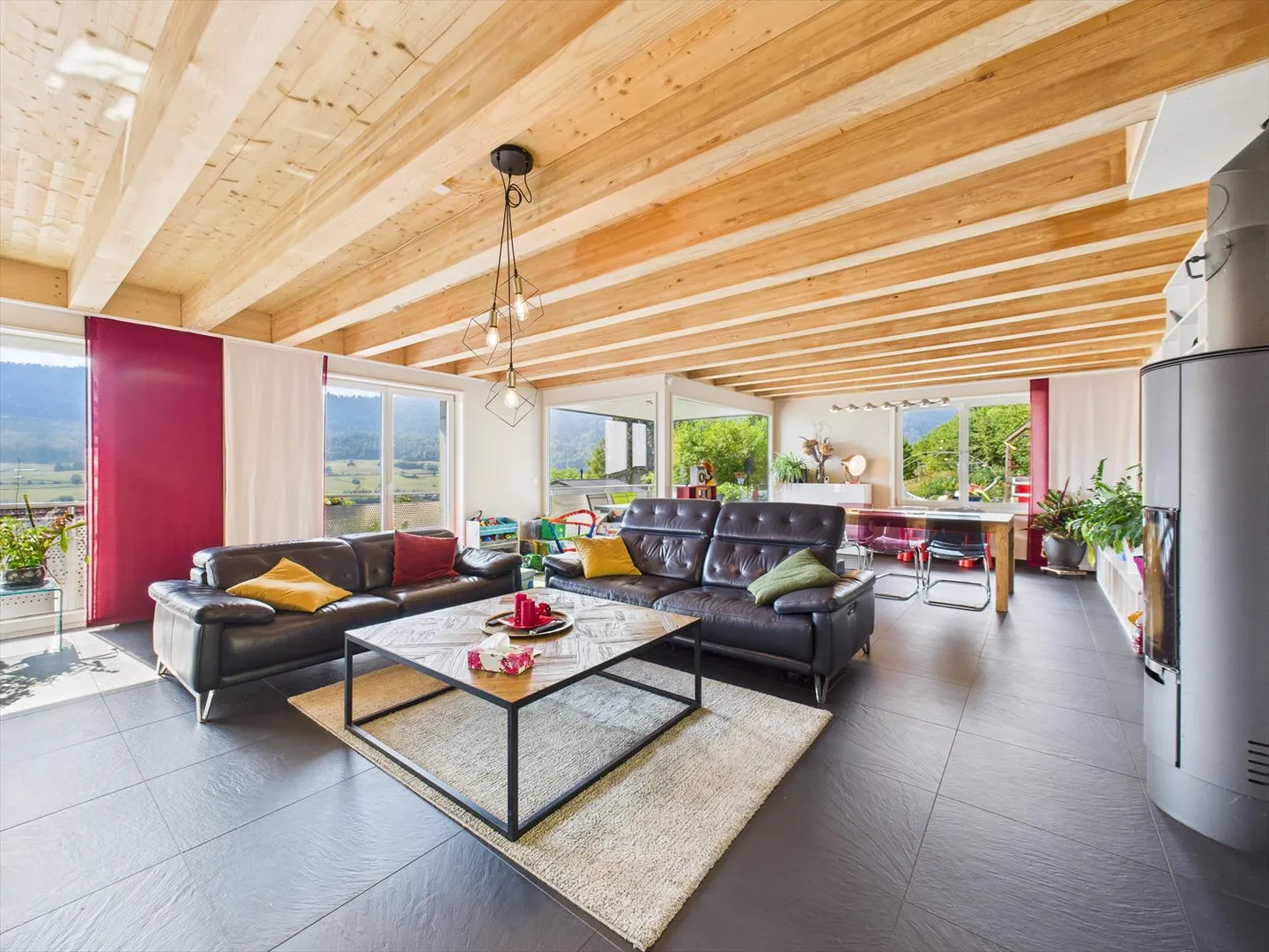 Villa indipendente con due appartamenti, grande giardino e vista libera a Vallorbe - Foto 1 di 16