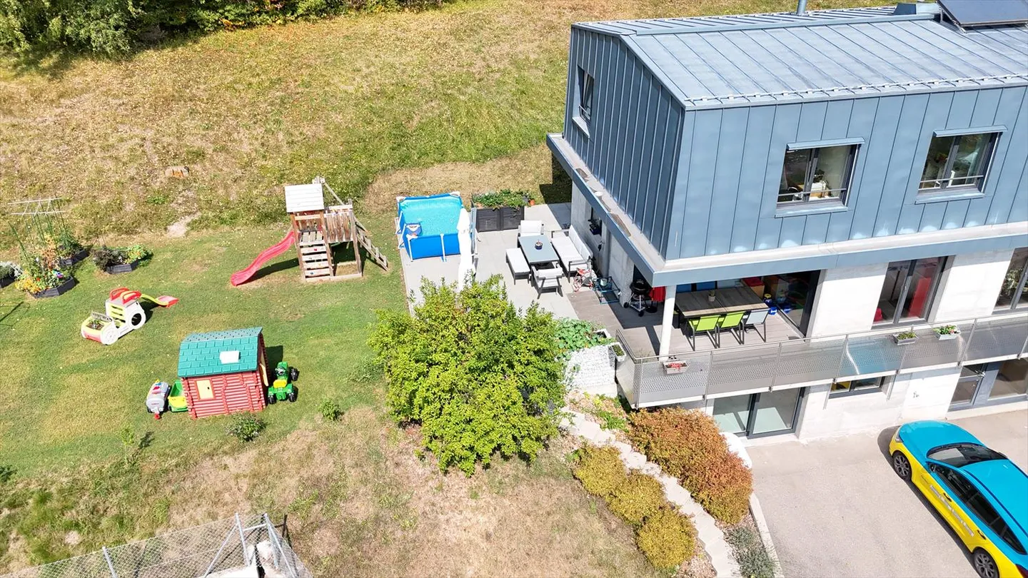 Villa indipendente con due appartamenti, grande giardino e vista libera a Vallorbe - Foto 3 di 16
