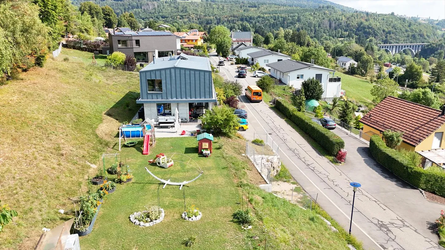 Villa indipendente con due appartamenti, grande giardino e vista libera a Vallorbe - Foto 7 di 16