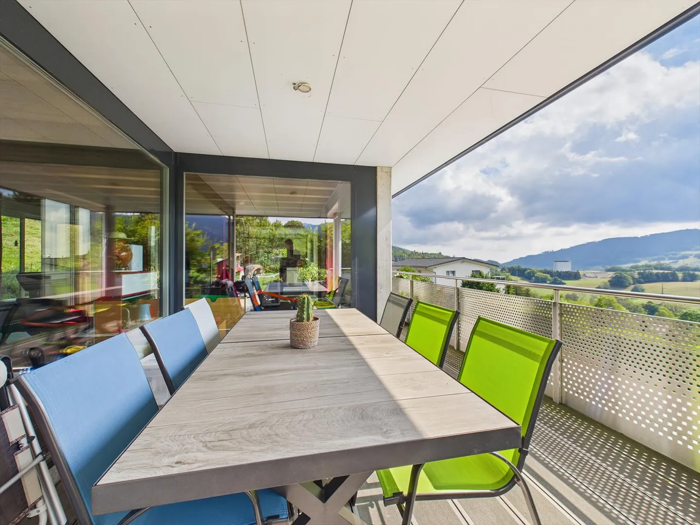 Villa indipendente con due appartamenti, grande giardino e vista libera a Vallorbe - Foto 10 di 16