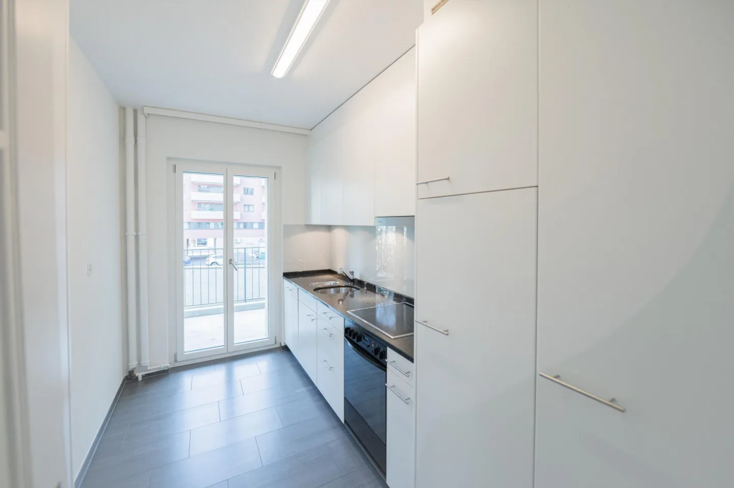 TOUT À PROXIMITÉ, APPARTEMENT EN VILLE DANS UN EMPLACEMENT DE CHOIX ! - Photo 2 sur 12