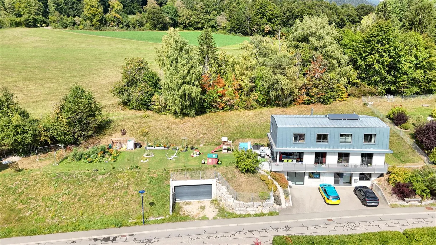 Villa indipendente con due appartamenti, grande giardino e vista libera a Vallorbe - Foto 11 di 16