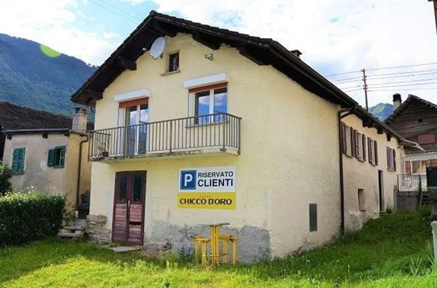 «Trattoria con grande terrazza, giardino e posti o casa di 5 locali / Trattoria mit Terrasse oder umbaubar in ein 5-Zimmer-Haus» - Foto 1 di 20