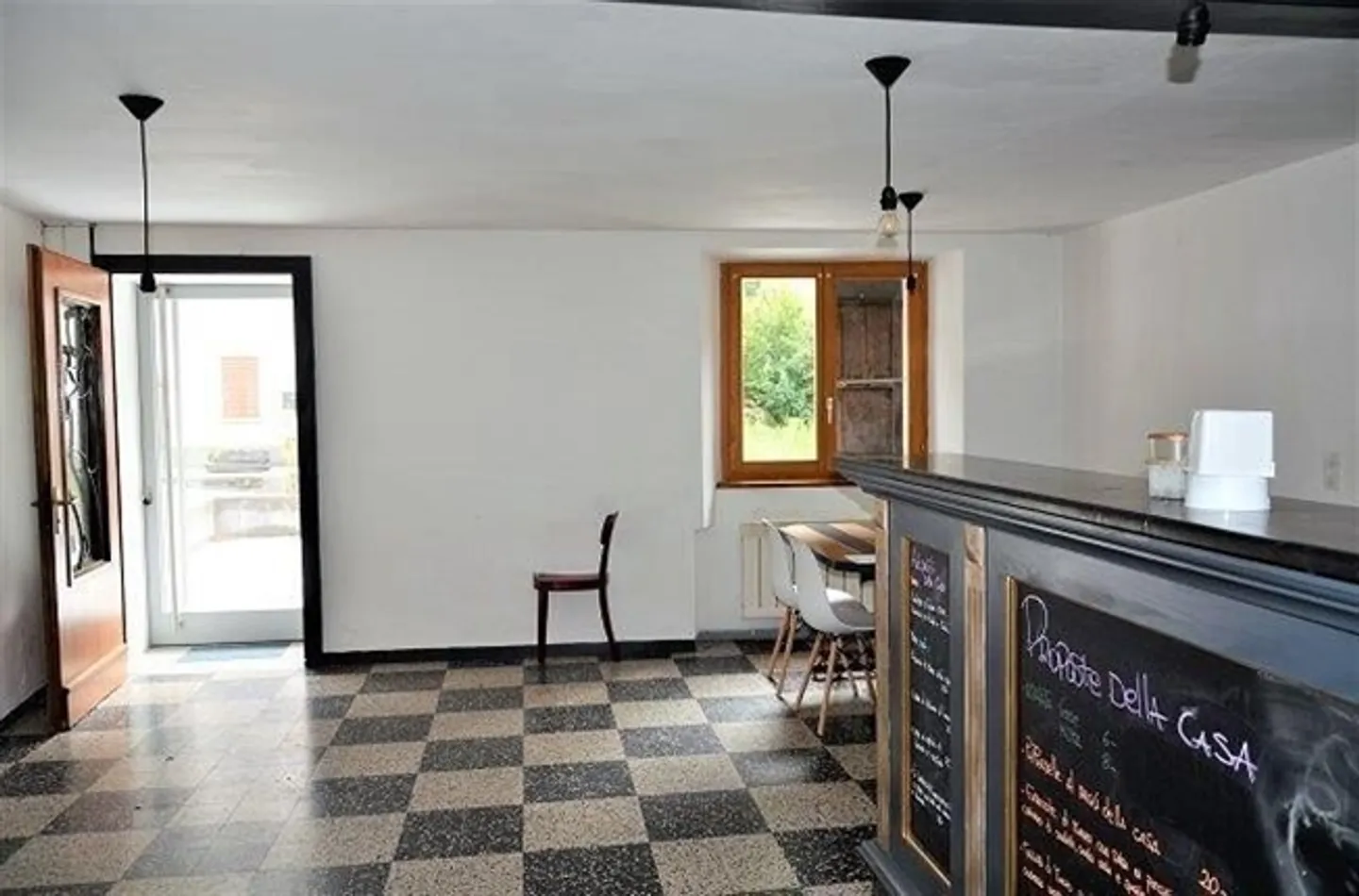«Trattoria con grande terrazza, giardino e posti o casa di 5 locali / Trattoria mit Terrasse oder umbaubar in ein 5-Zimmer-Haus» - Foto 4 di 20