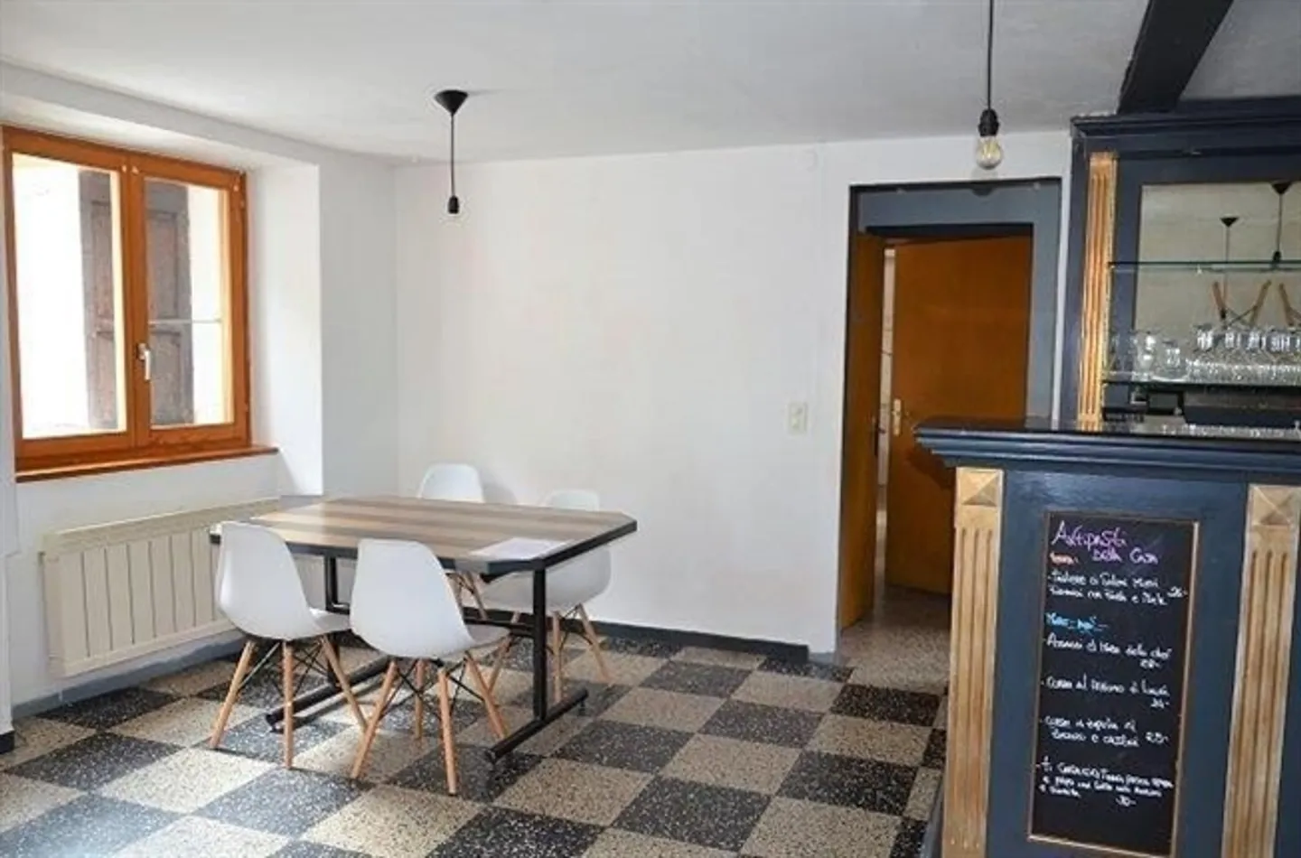 «Trattoria con grande terrazza, giardino e posti o casa di 5 locali / Trattoria mit Terrasse oder umbaubar in ein 5-Zimmer-Haus» - Foto 6 di 20