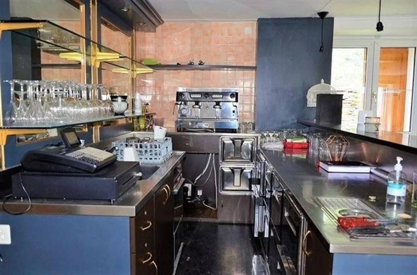 «Trattoria con grande terrazza, giardino e posti o casa di 5 locali / Trattoria mit Terrasse oder umbaubar in ein 5-Zimmer-Haus» - Foto 7 di 20