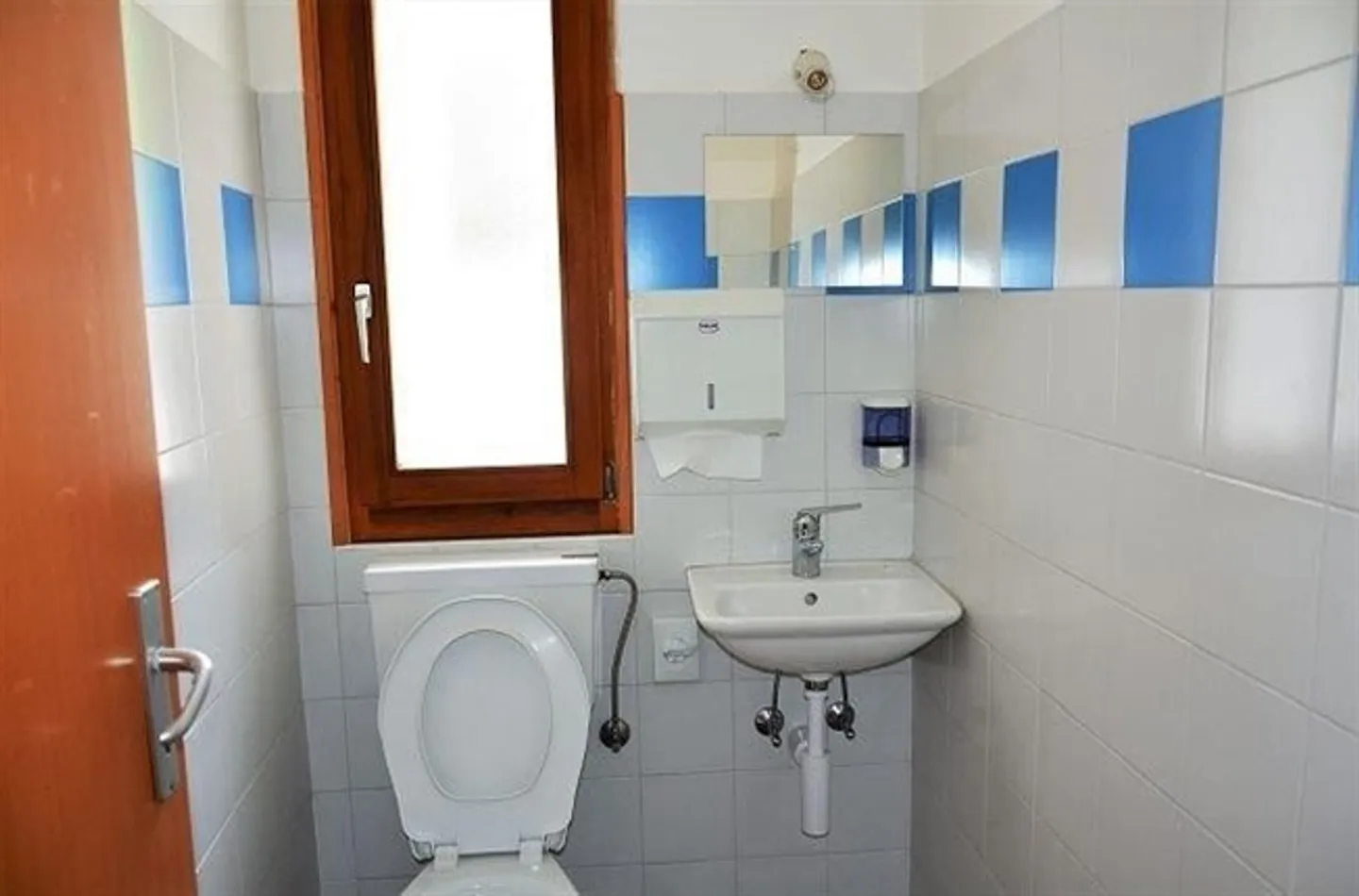 «Trattoria con grande terrazza, giardino e posti o casa di 5 locali / Trattoria mit Terrasse oder umbaubar in ein 5-Zimmer-Haus» - Foto 16 di 20