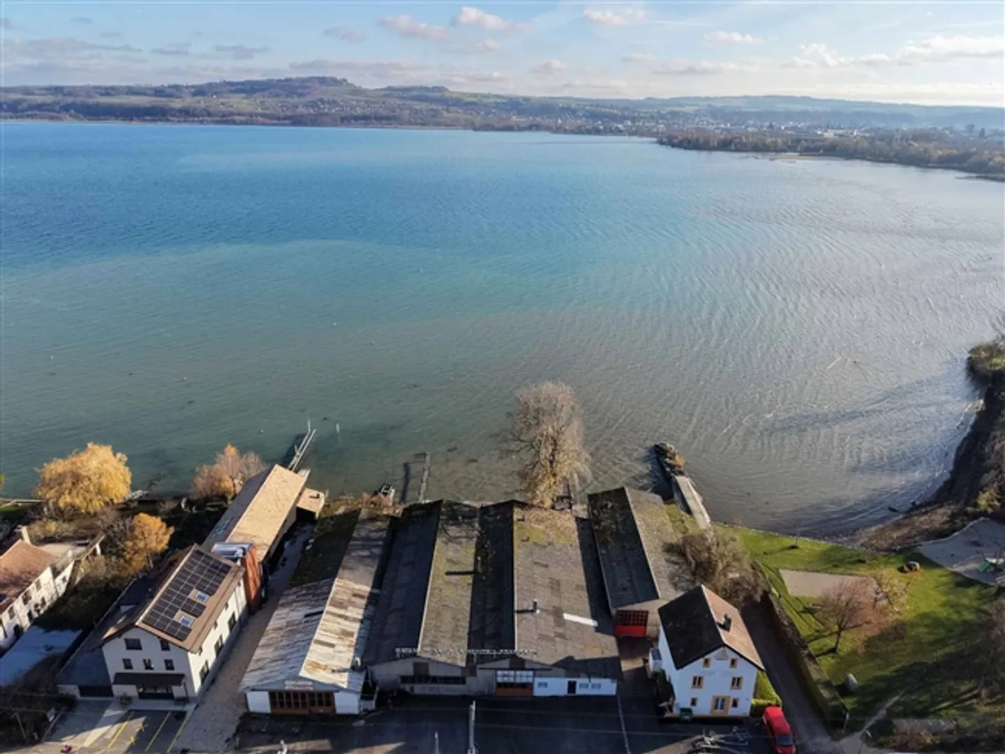 Terrain à bâtir au bord du lac - Photo 2 sur 5