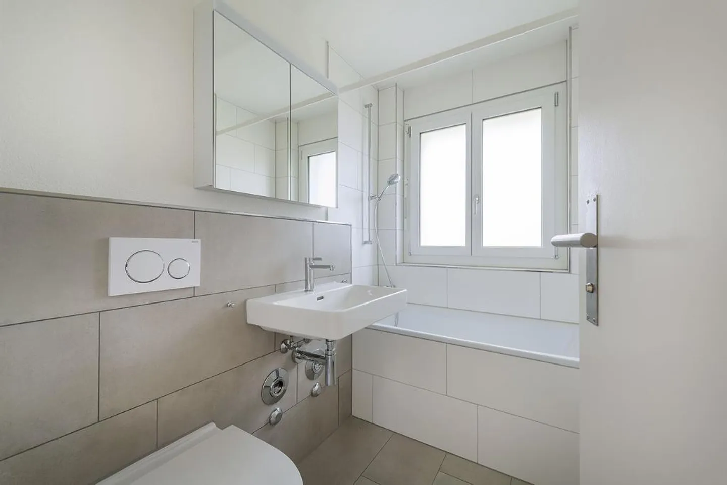 Appartement 4 pièces fraîchement rénové avec patio et tour de lavage - Photo 2 sur 9