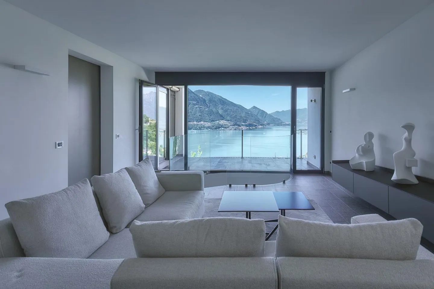 The elegance suspended between lake and mountains - Photo 1 of 17