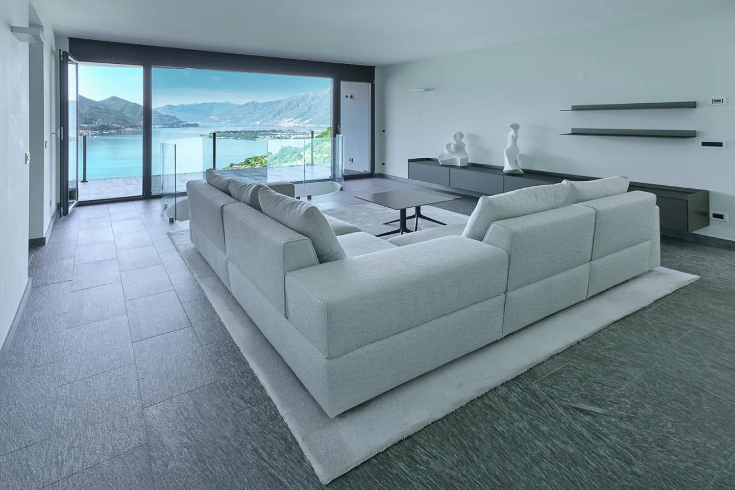 The elegance suspended between lake and mountains - Photo 2 of 17