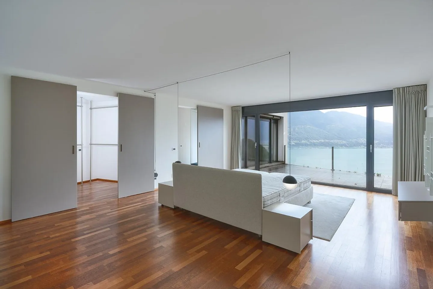 The elegance suspended between lake and mountains - Photo 7 of 17