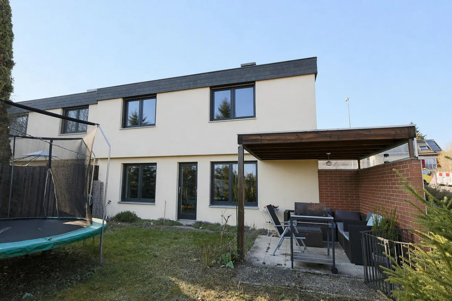 Affascinante casa bifamiliare con architettura a livelli sfalsati in una posizione soleggiata - Foto 2 di 20