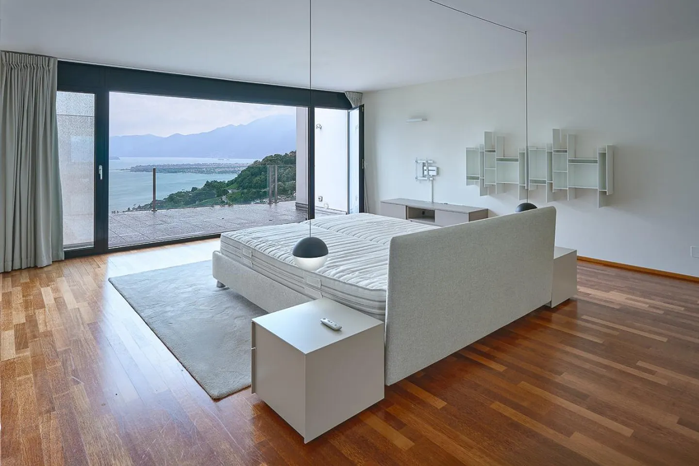 The elegance suspended between lake and mountains - Photo 8 of 17