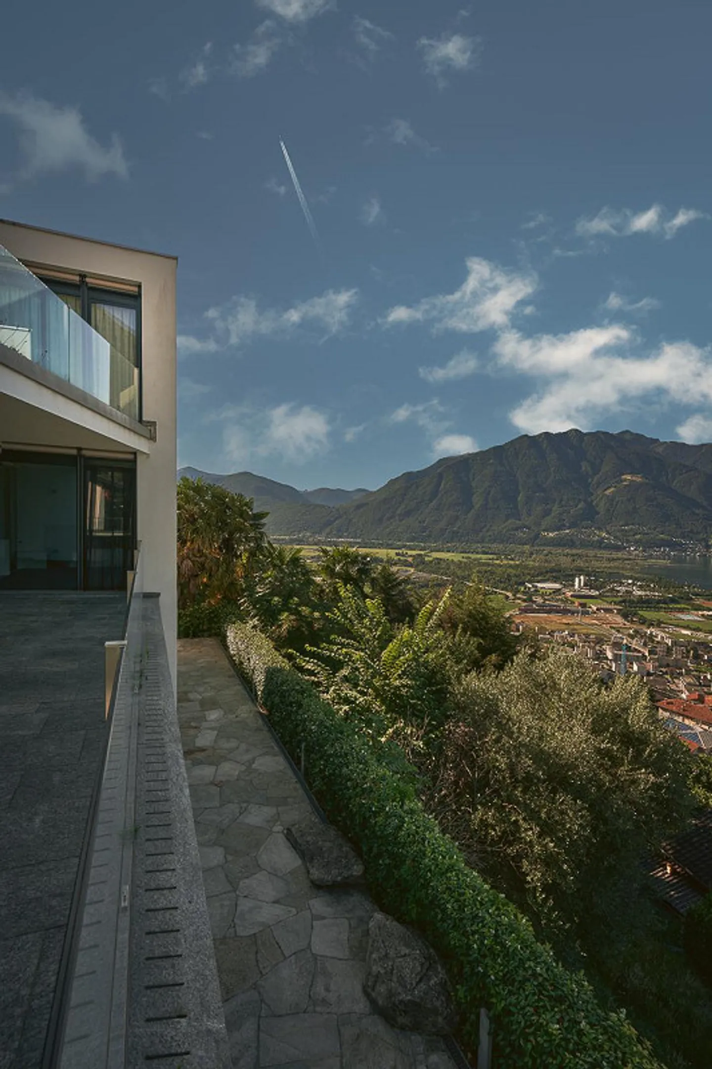 The elegance suspended between lake and mountains - Photo 11 of 17