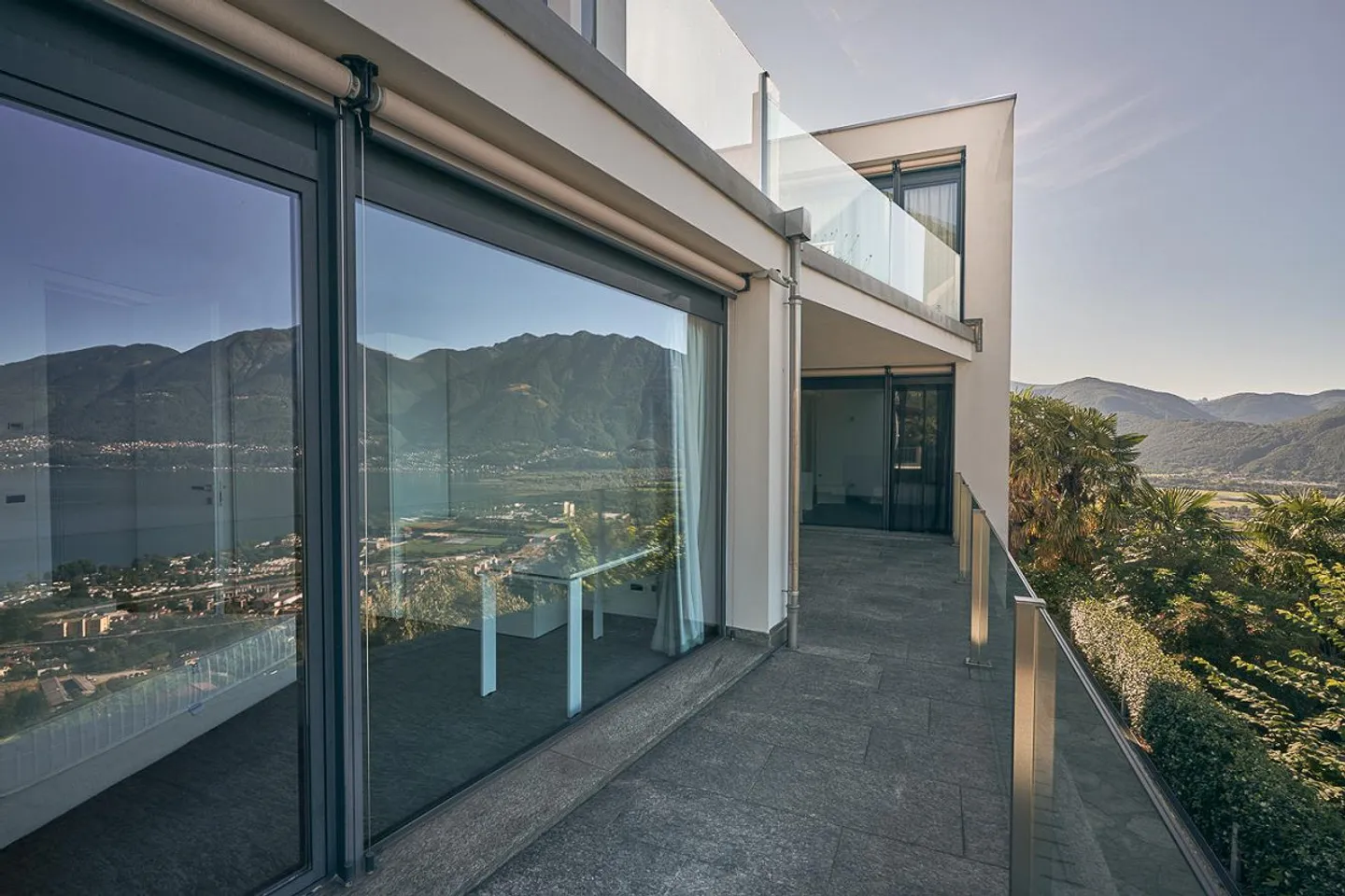 The elegance suspended between lake and mountains - Photo 12 of 17