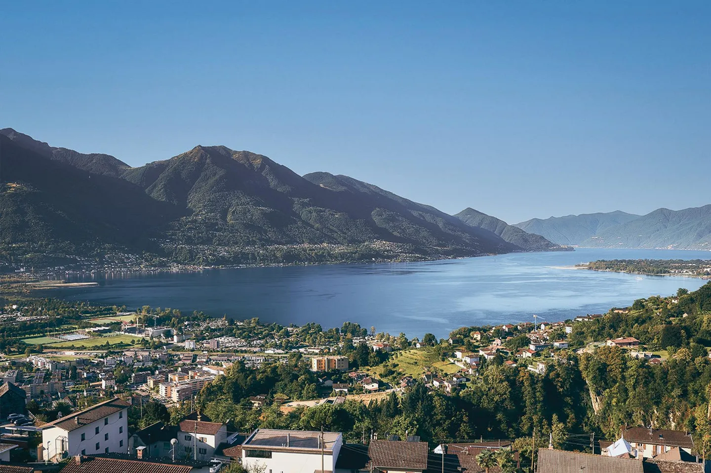 The elegance suspended between lake and mountains - Photo 13 of 17