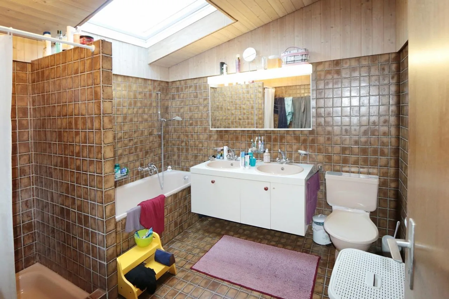 Affascinante casa bifamiliare con architettura a livelli sfalsati in una posizione soleggiata - Foto 15 di 20