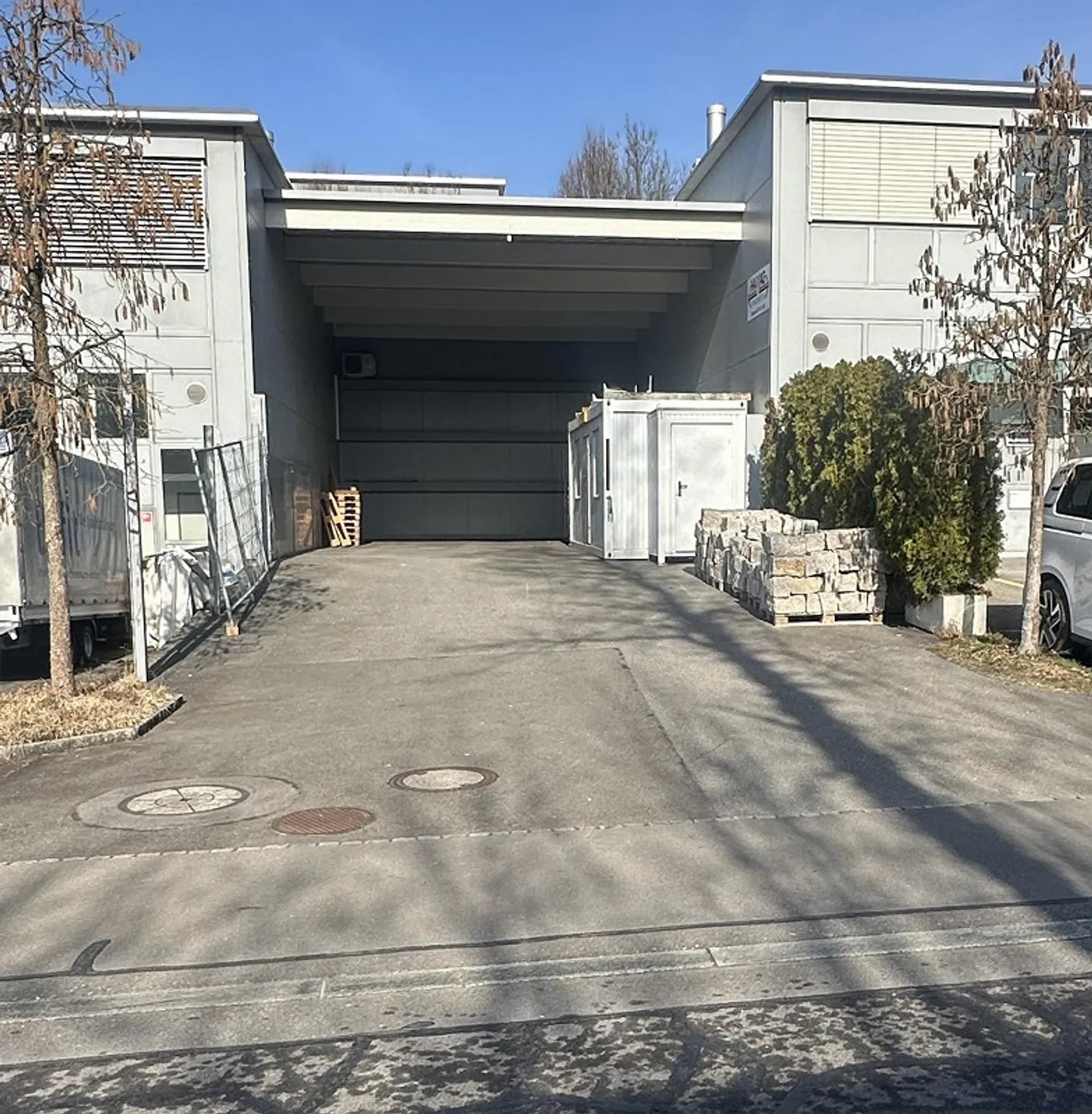 Gewerberäumlichkeit mit Außenbereich - Foto 1 von 2