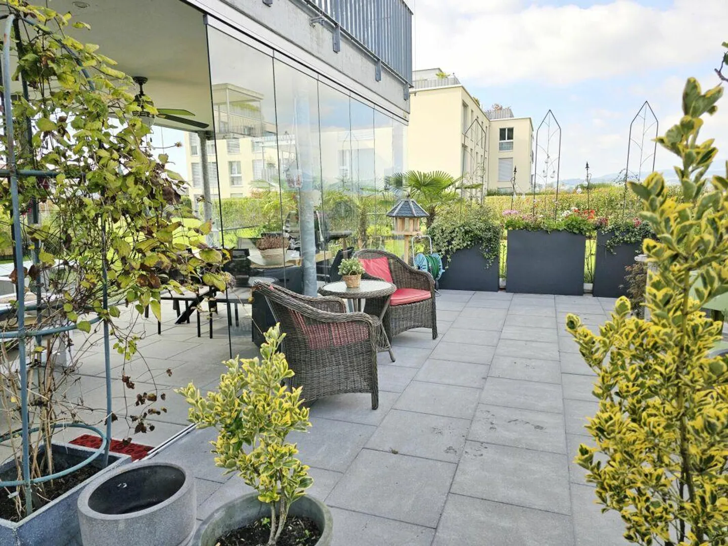 Appartamento con giardino di 4,5 stanze con circa 200 m2 di superficie giardino - Foto 3 di 15