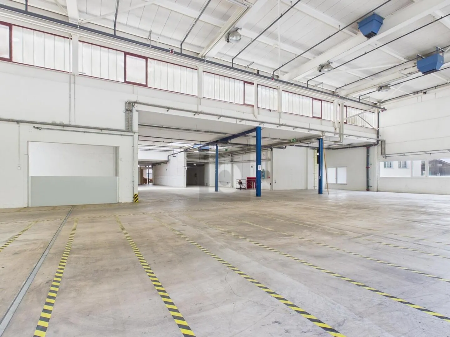 Geräumige Halle für Handwerker - Foto 3 von 6