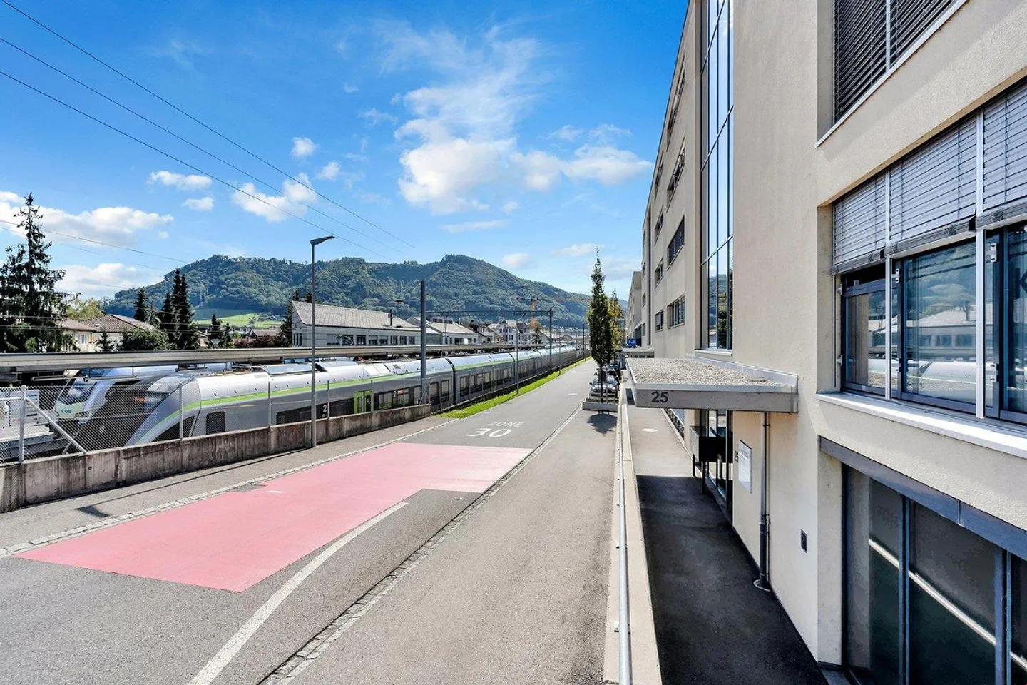 Espace commercial au rez-de-chaussée directement à la gare de Belp - Photo 1 sur 8