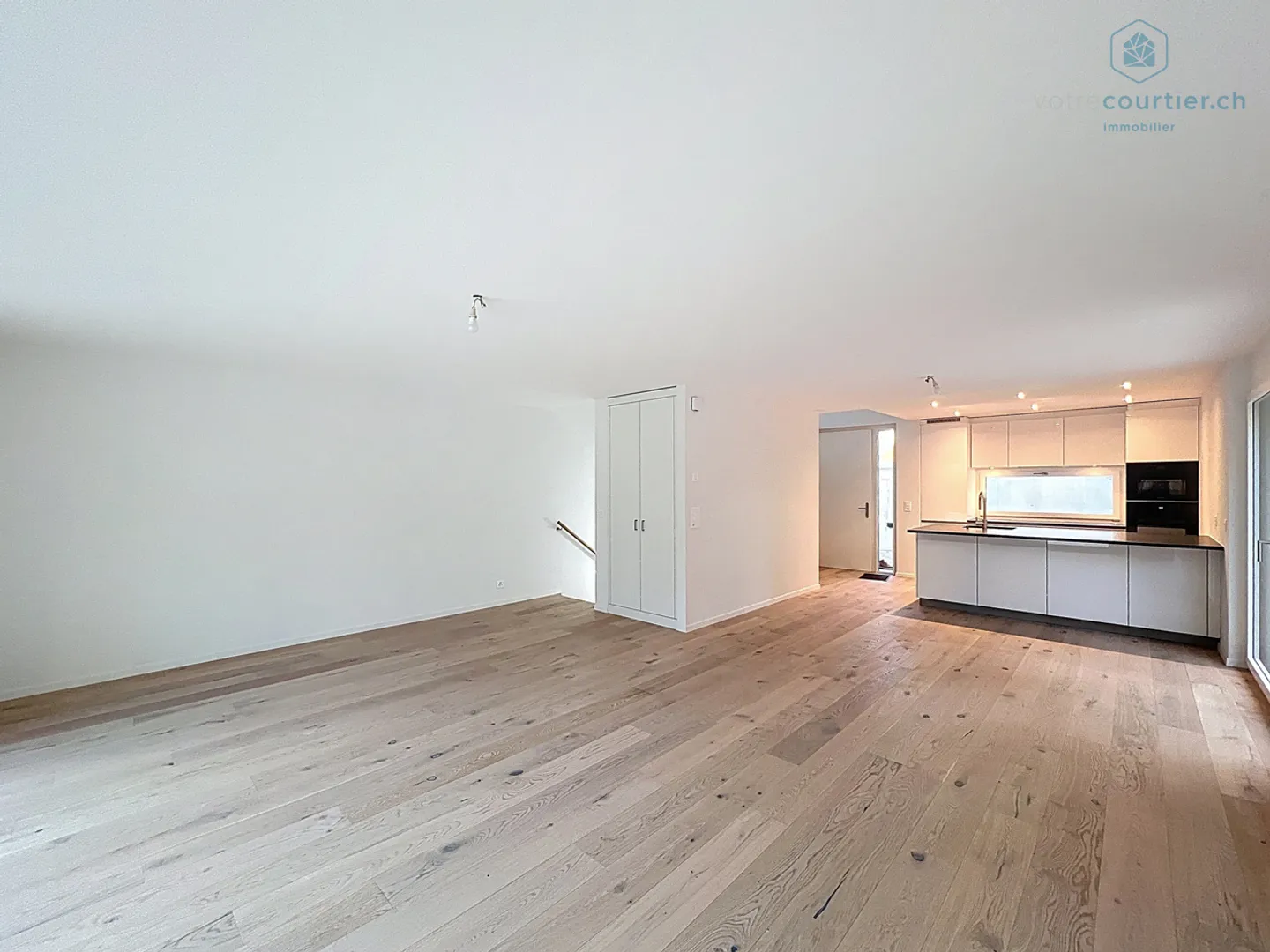 Moderne Giebelvilla mit Garten - Foto 1 von 11