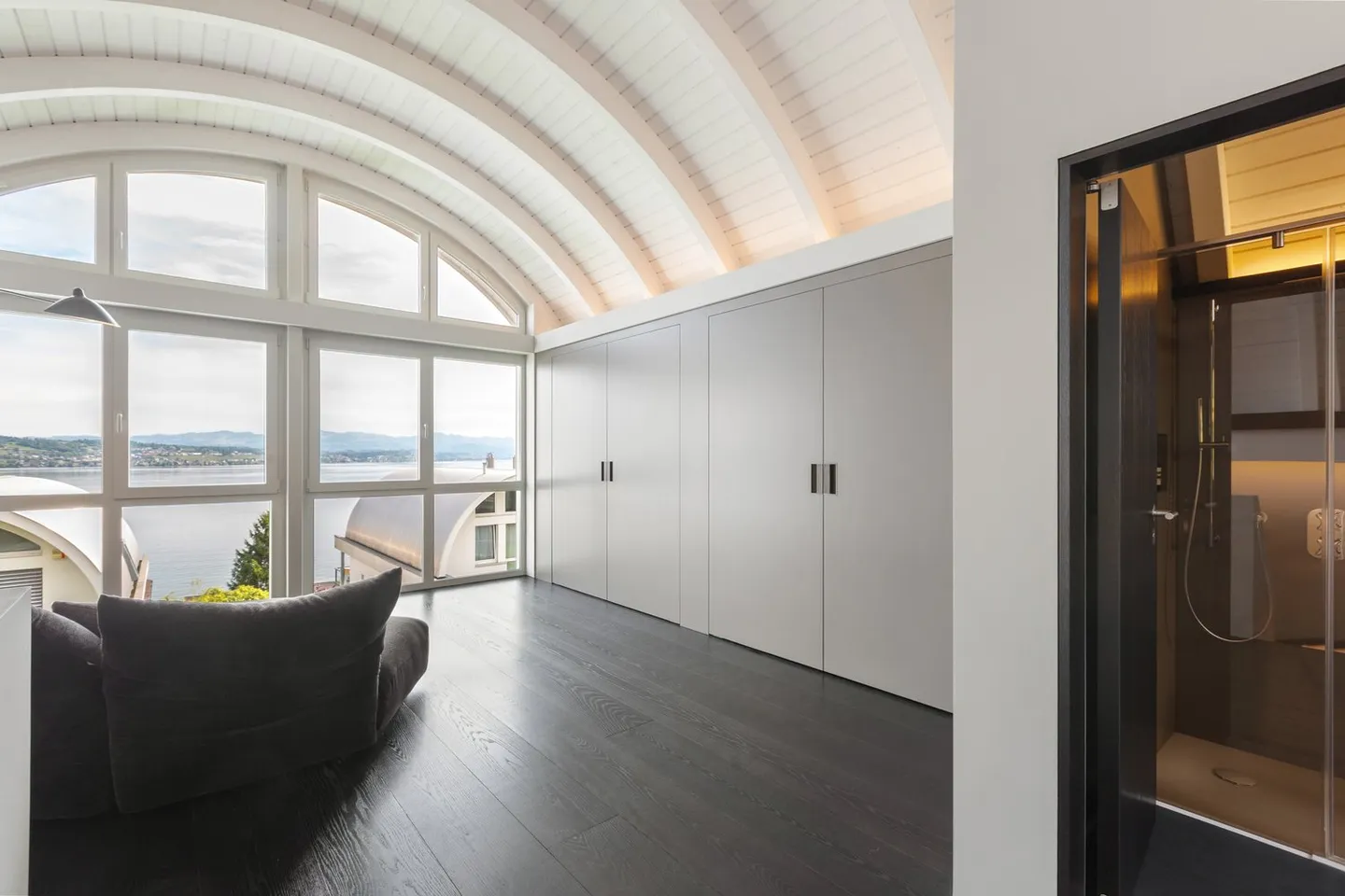 Modernes 4.5-Zimmer Doppeleinfamilienhaus mit See- und Bergsicht - Photo 2 sur 15