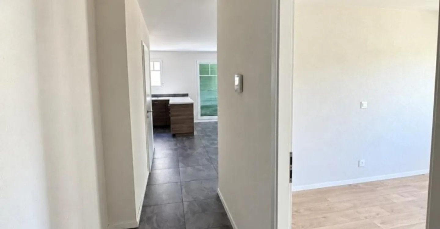 2.5-room apartment on the 1st floor with balcony in Villeneuve - Photo 5 of 7