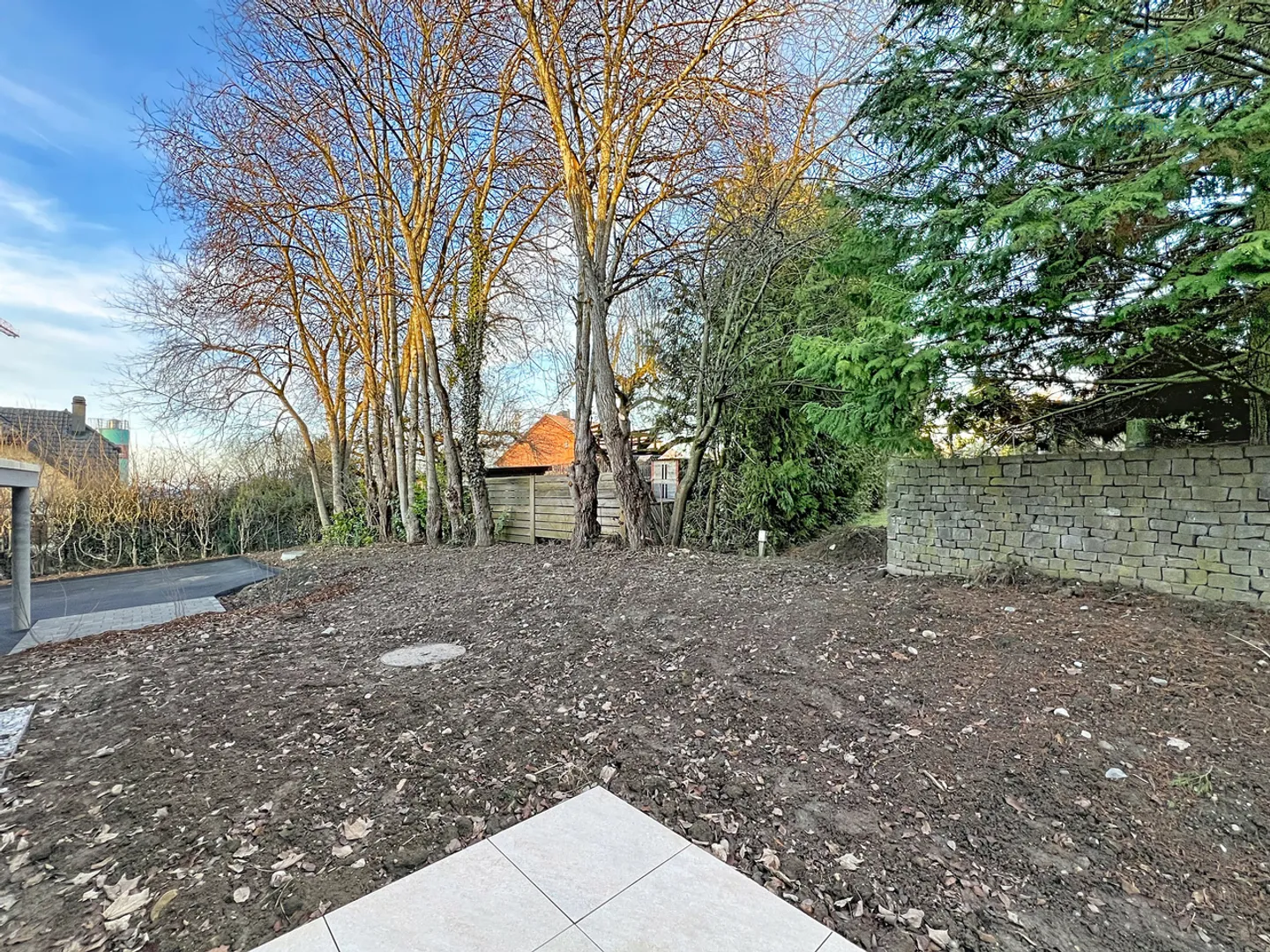 Moderne Giebelvilla mit Garten - Foto 6 von 11