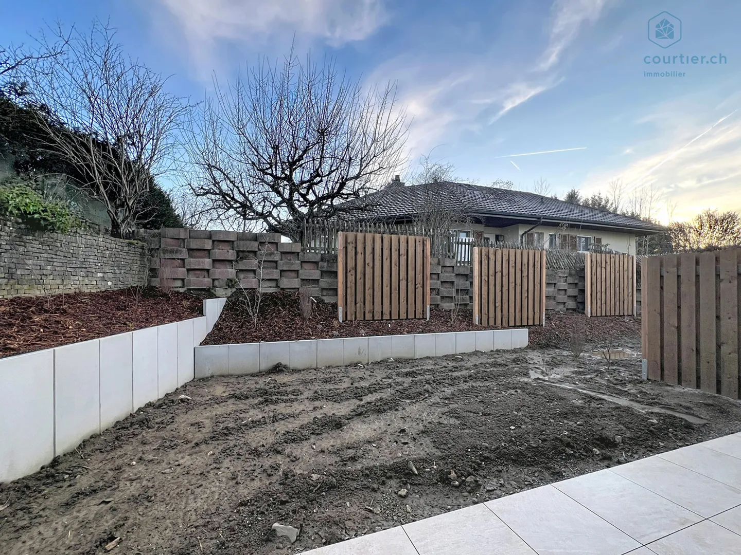 Moderne Giebelvilla mit Garten - Foto 7 von 11