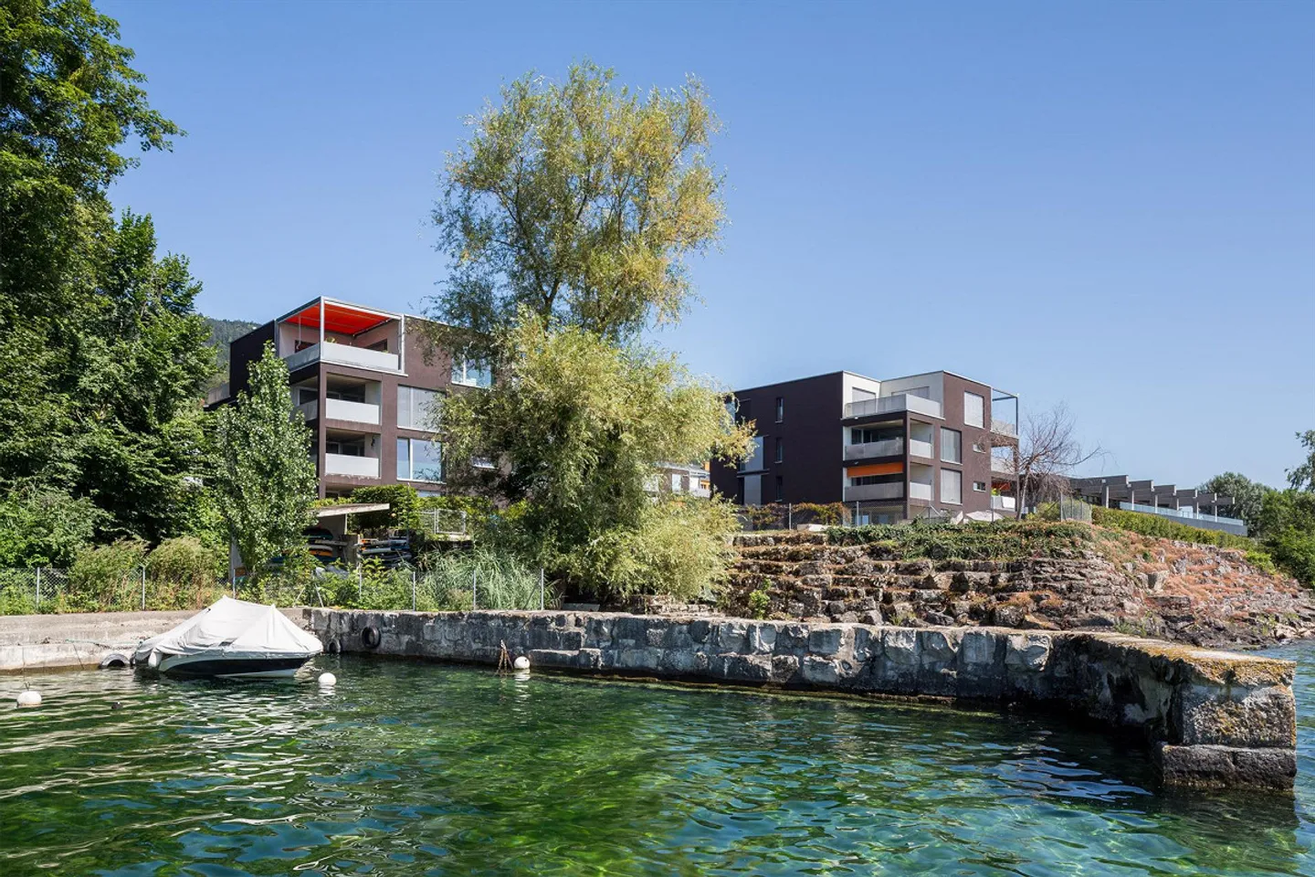 Magnifique appartement de 3,5 pièces, pieds dans l'eau et plage privée - Foto 2 di 5