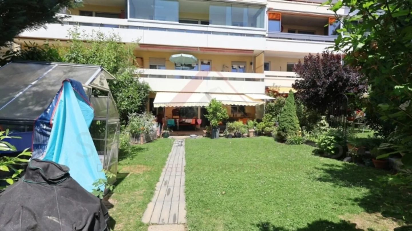 Moderno appartamento giardino di 4,5 stanze a Ittigen - molta luce, privacy e spazio esterno privato - Foto 2 di 16