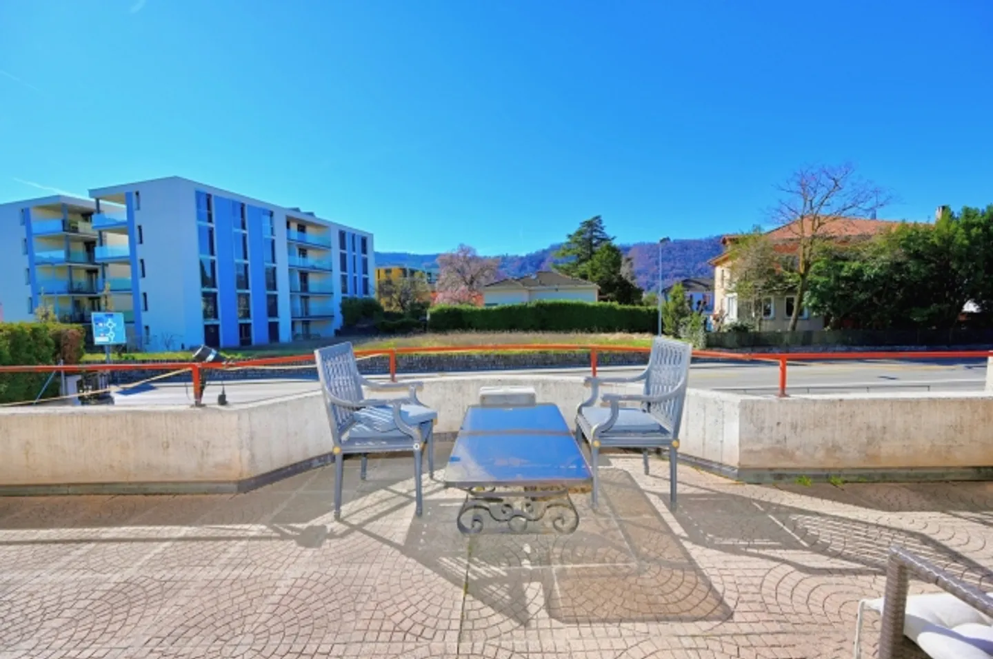 Bâtiment avec 2 appartements, jardin, garage et stockage - Photo 13 sur 15