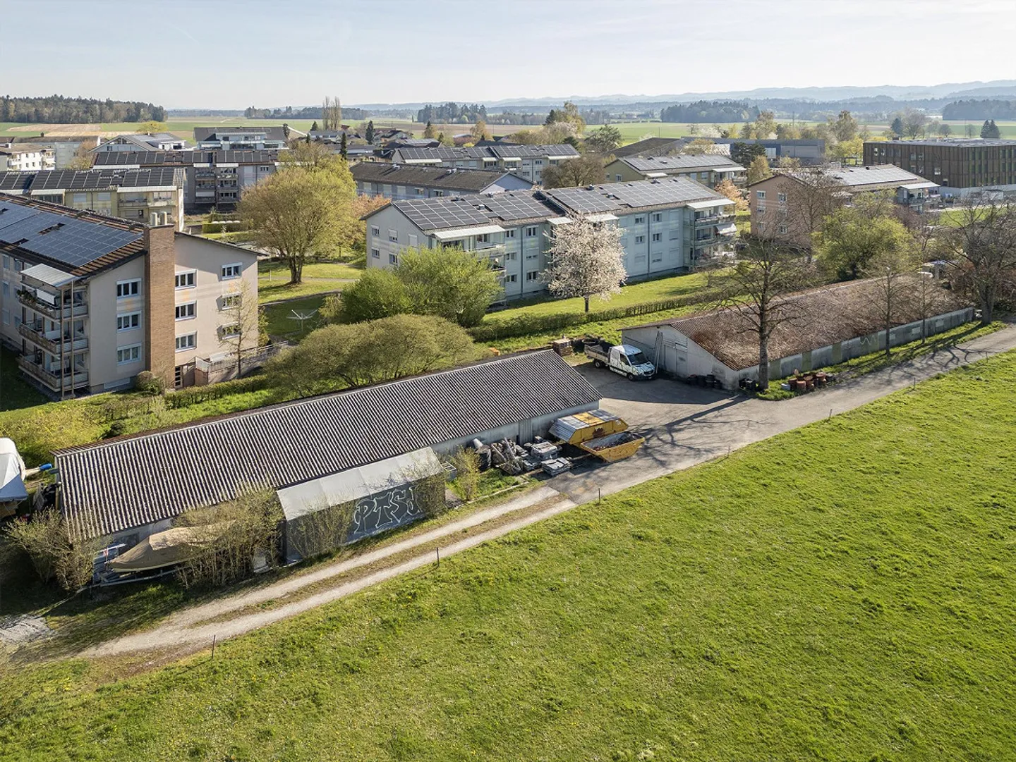 Terrain à bâtir avec objets à démolir - zone mixte - Jegenstorf - Photo 1 sur 5